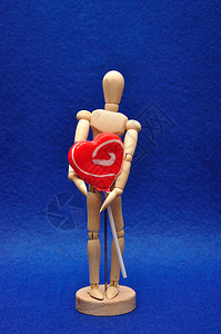 木制假人拿着心脏形状的棒糖浪漫一种人体模型图片
