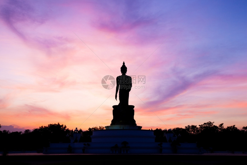 象征亚洲人曼谷日落时佛陀夜晚阳光明亮红的黑领主是阴暗背面图片