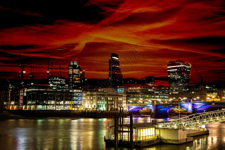 历史外部的伦敦市夜间天线红色的图片