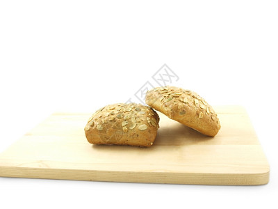 厨房用木板上孤立的种子做面包脆皮粮食图片