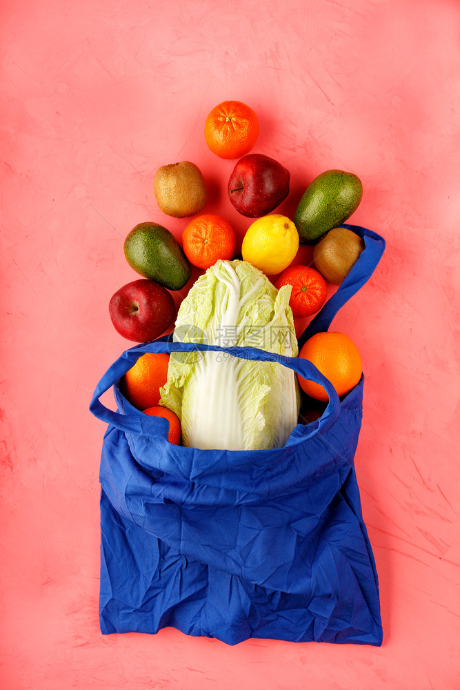 纺织品自然一种传统蓝色的生态友好型棉花袋与粉色颜背景零废物概念相对的经典蓝色棉包无塑料蔬菜和水果的生态友好型购物平铺零垃圾食品购图片