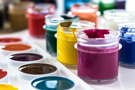 艺术的桌上罐子里水彩颜料和粉画用于绘创造力和爱好的集绿色黑图片