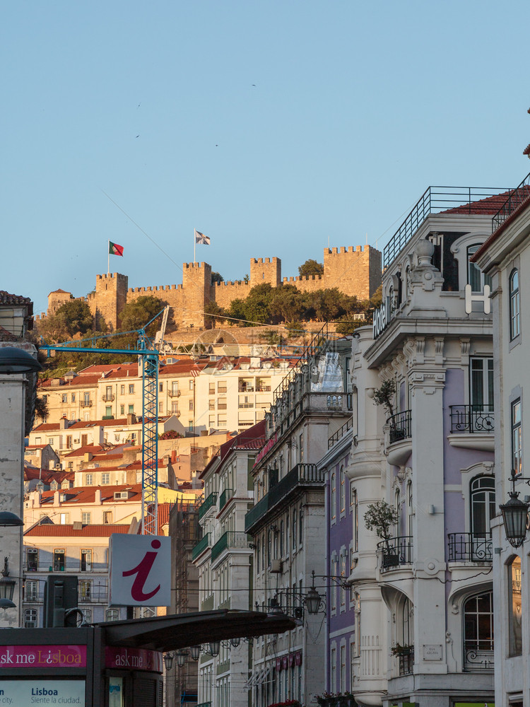 城市建筑学里斯本圣豪尔赫城堡及其地下房屋的外部视图里斯本圣豪尔赫城堡和下南住房的葡萄牙外部视角三风景优美图片