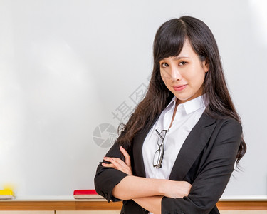 白板前的老师穿成正装亚洲人微笑训练图片