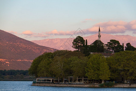 在希腊爱奥安纳市湖岸上建造的阿斯兰帕沙清真寺下午晨洗澡绿色欧洲山图片