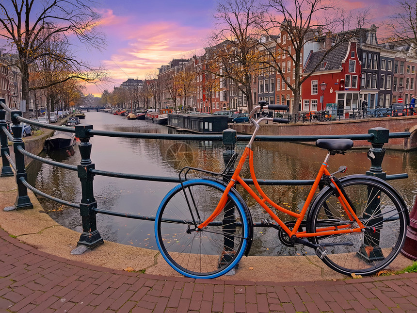 日落时在荷兰阿姆斯特丹运河骑车输水自行图片