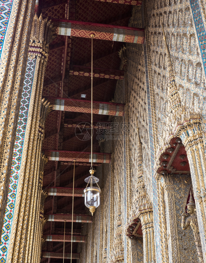 豪华的电灯挂在泰国寺庙阳台周围的教堂天花板上照明玻璃闪亮的图片