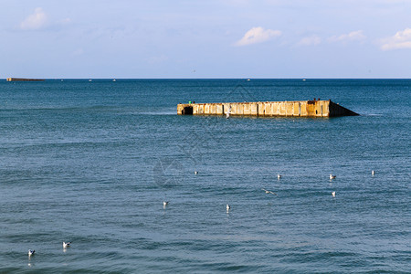 阿罗芒什莱班吸引力渠道法国诺曼底州阿罗切斯由盟军建造的港口废墟悬崖背景