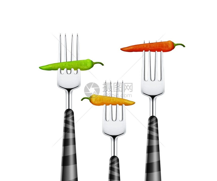 被叉子穿的三只辣椒紧闭在白色背景上隔离锋利的素食主义者绿色图片