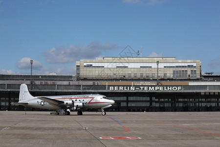 勋贝格西方城市的德国柏林Tempelhof机场图片