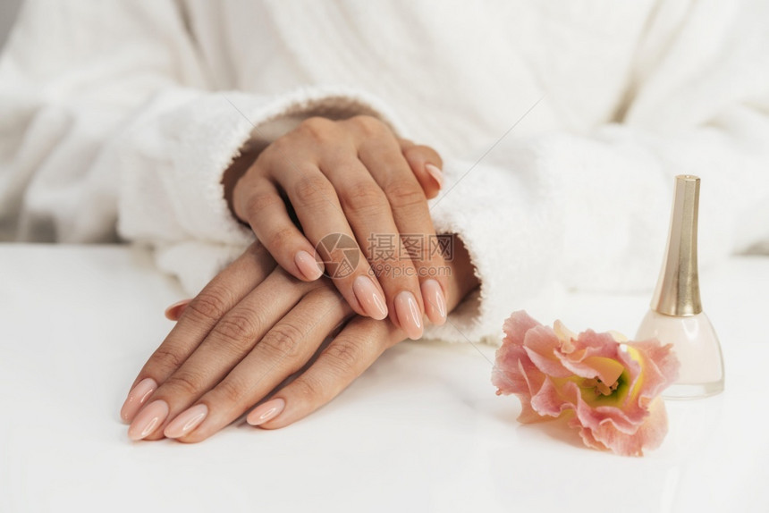 温泉女修剪整齐健康美丽的修指甲花上光剂美丽的照片健康美丽的修指甲花上光剂图片
