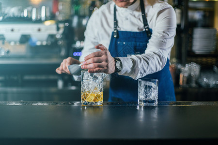 威士忌酒老的专业保与OM做饮料和鸡尾酒摇床高清图片