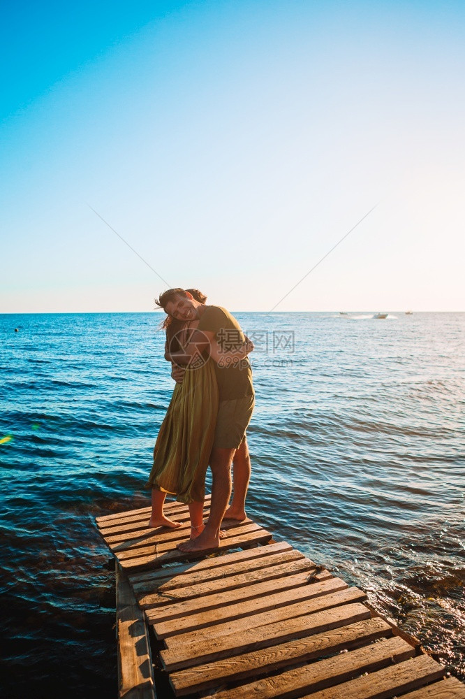 年轻情侣在海边度假图片