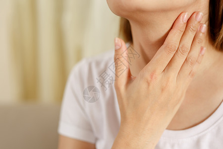 喉咙沙哑喉咙不舒服的女性背景