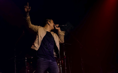 年轻的一位亚洲男歌手在舞台娱乐和音会概念上展示自己的风光流行音乐人们图片
