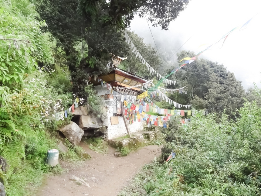 不丹寺庙悬崖田园诗般的不丹人图片