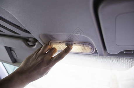 空气按钮仪表盘操纵空调在汽车内提供舒适的衣物图片