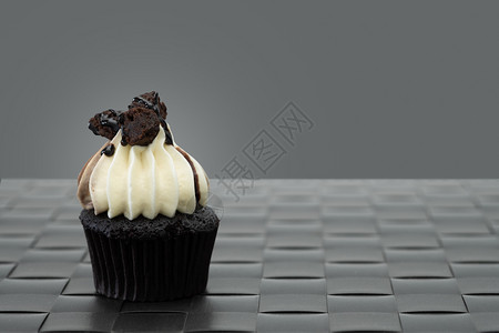 新鲜的有创造力纸甜的巧克力小蛋糕以古代背景和甜图片