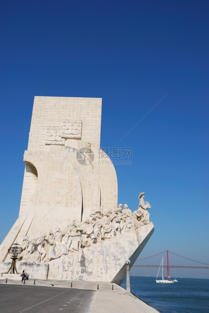 细节岩石4月25日葡萄牙里斯本Lisbon背景桥上著名的海洋发现纪念碑航海者图片