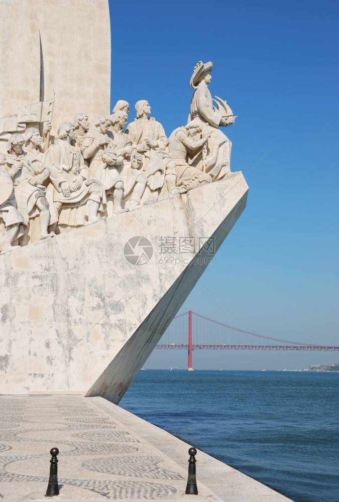 蓝色的4月25日葡萄牙里斯本Lisbon背景桥上著名的海洋发现纪念碑地标图片