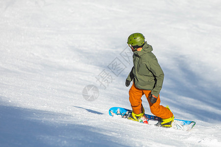 冬季雪山滑雪者图片