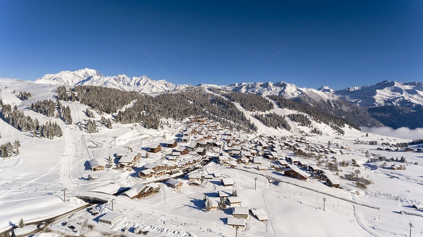 旅行安宁在阿尔卑斯山雪积中铺满的滑度假胜地顶峰图片