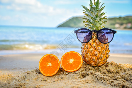 阳光太玻璃在菠萝上海滩景背夏天假期概念蓝色的维他命图片