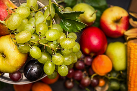 成熟苹果夏季水和蔬菜的葡萄底部最美景关闭甜点图片