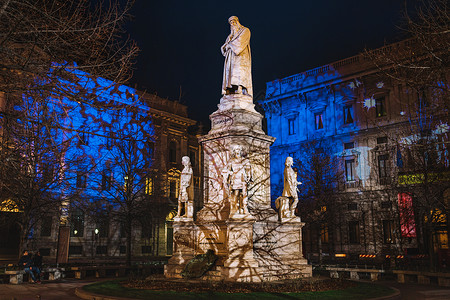 男人意大利米兰莱昂纳多达芬奇雕像街道天才高清图片