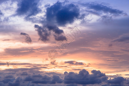 黎明浪漫的日落天空云雾飘散天气风景美丽而沉重的气候景观用作背图像和插艺术的晚上背景图片