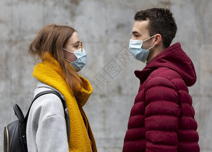 身戴医疗面具的一对夫妇亚洲抗菌流感图片
