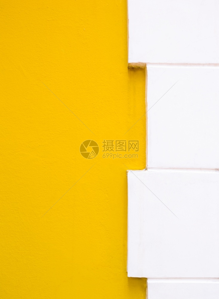 垃圾摇滚泰国寺庙教堂墙的白砖边上黄漆色墙壁水泥内部的图片