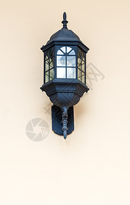 经典的古灯笼挂在欧洲风格的房子上华丽城市图片