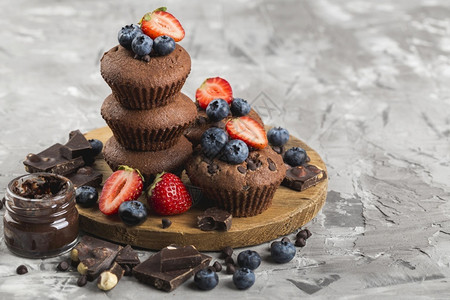 巧克力草莓高的视图美味小蛋糕大理石背景白色的焦糖设计图片