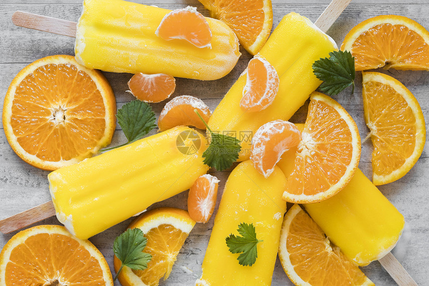 茶点冻结果汁使用橙色薄荷糖的冰柱图片