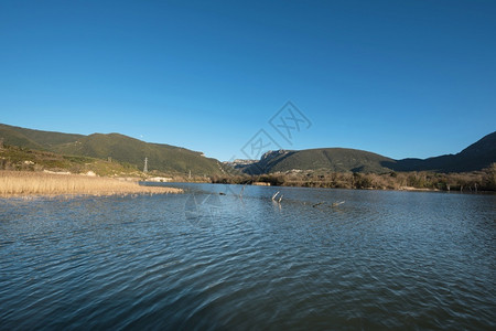 西班牙卡斯蒂利亚莱昂布尔戈斯的ElSobron湖丰富多彩的假期早晨图片