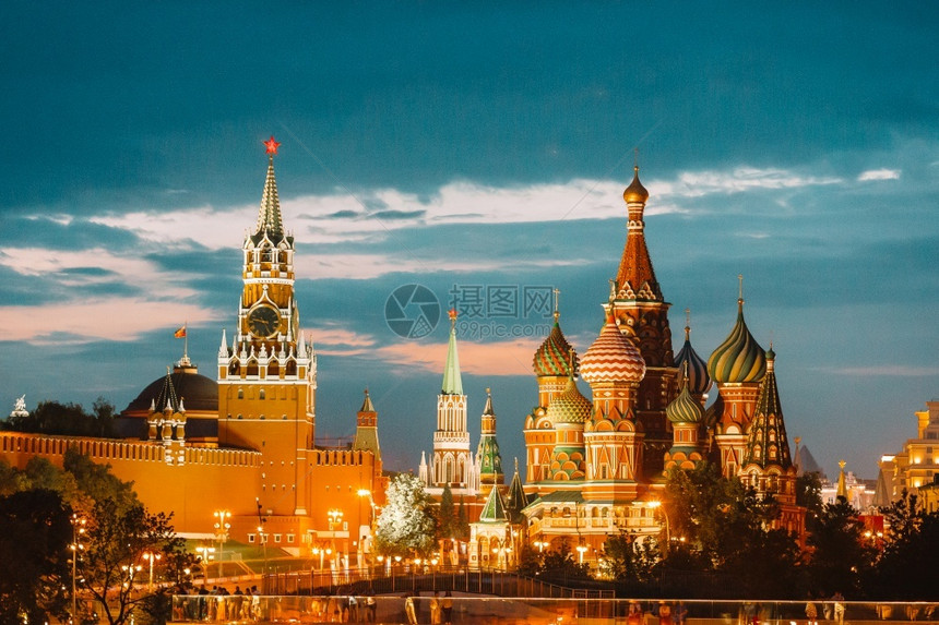 Zaryadye公园日落时克里姆林宫和圣巴西尔斯克大教堂全景的莫斯科地标ZaryadyePark之夜交通晚上场景图片