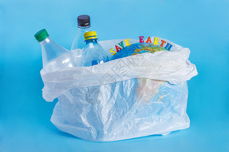 会费SAVEEARTH塑料瓶聚乙烯袋中的抽象地球蓝底背景由塑料地球日世界环境造成的污染地球生态问题概念保护象征损害背景