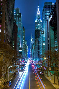 纽约市第42街曼哈顿车头灯交通和街的夜间交通荧光汽车上市图片