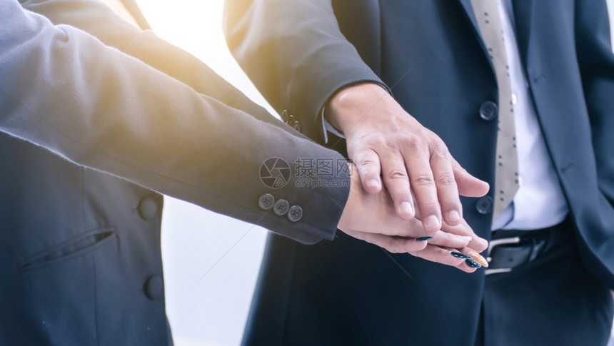 会议商业界人士携手合作有选择地关注他们的手b将注意力集中在自己的手上成员力量图片