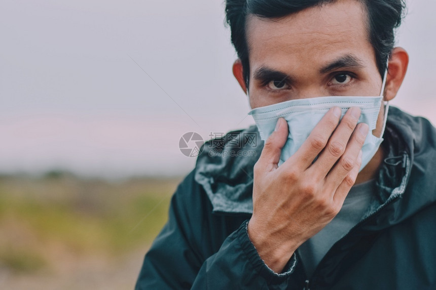 戴口罩预防的男性图片