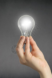 舍纳塔根创造力手握着发光灯泡活力图片