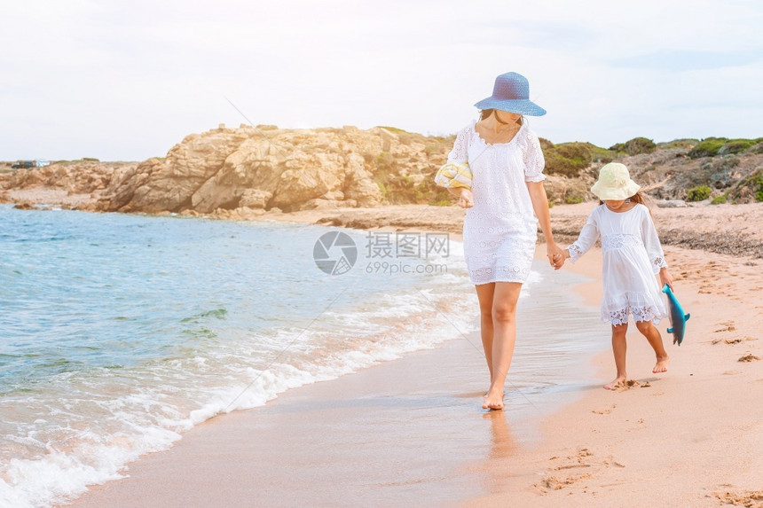 女异国情调加勒比人年轻美丽的母亲和她可爱小女儿在海滩上加勒比的美丽母女享受暑假图片
