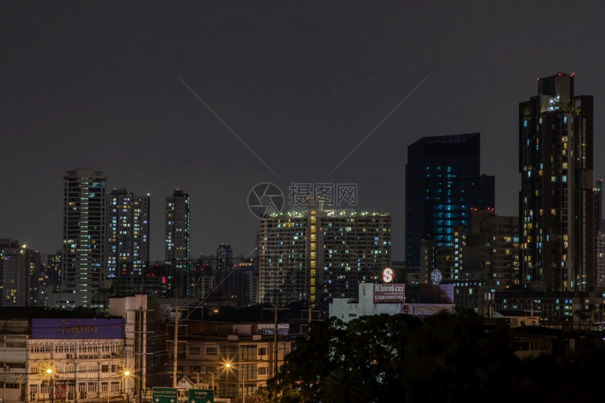 多云的晚上泰国曼谷20年4月5日曼谷市中心夜景时在商业区美丽的暮光给城市带来了现代风格有选择的焦点现代图片