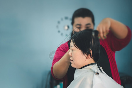 剃须亚洲女理发师或型店时尚型的女丰满身体顾客理发店或顾客头成人图片