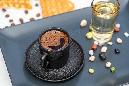 桌子火鸡浓咖啡传统土制现代黑杯中含水和糖的土耳其传统咖啡图片