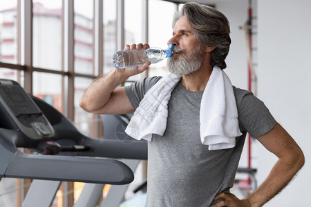 四分之一肌肉发达中射男子饮用水健身房高清图片