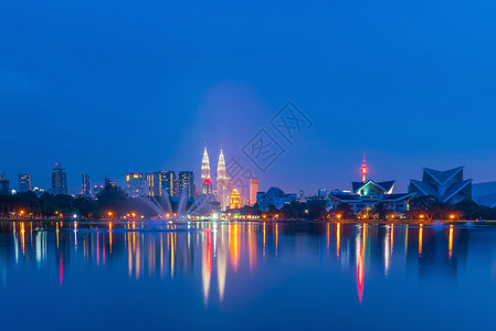 场景地标湖吉隆坡市天际夜景水中反射图片