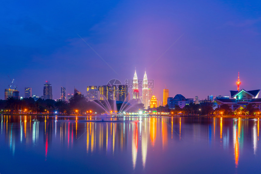 公司的吉隆坡市天际夜景水中反射风景现代的图片