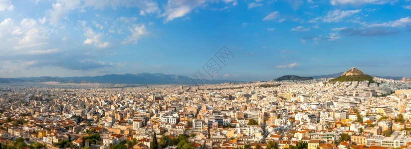美丽的希腊雅典全景日阳光明媚的夏有许多屋顶和雅典Lycabettus山顶城市的都会背景图片
